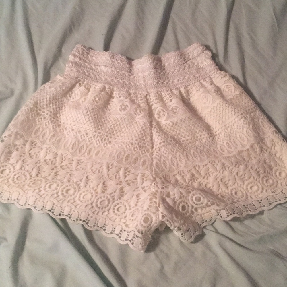CUTE WHITE SHORTS